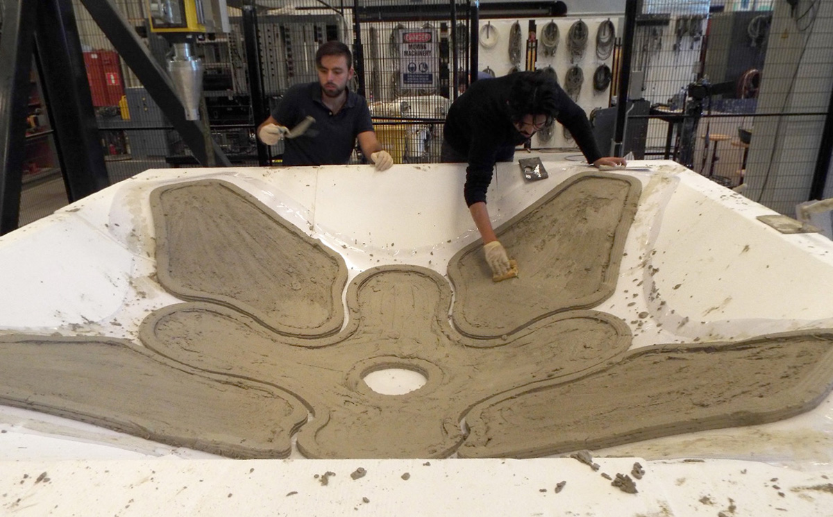 Double curved concrete printing: printing on non-planar surfaces